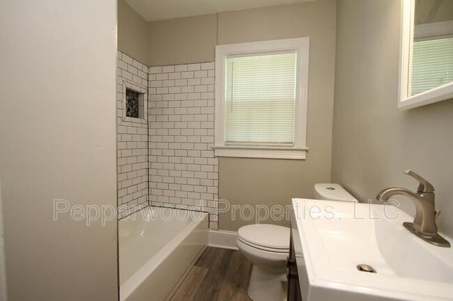 Building Photo - 228 S Hampton Dr