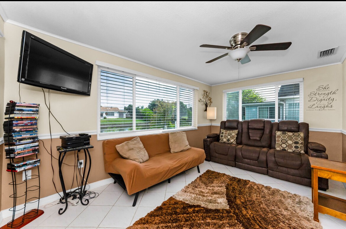 Water View Family Den. Recliner couch (3 seatings) and one fold out. Smart TV. - 3931 Sail Dr