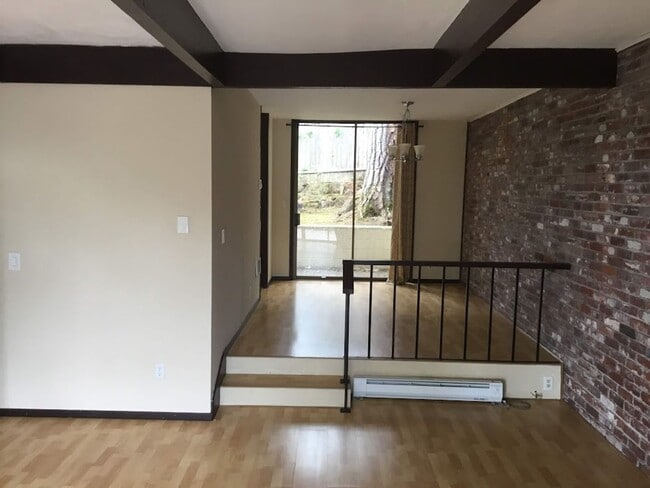 Building Photo - Beautiful 2 Bedroom, 2.5Bathroom Duplex Located Near Amazon Park