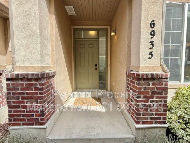 Building Photo - 6935 Traveler Ln