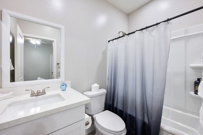 Building Photo - 6606 W Paradise Ln