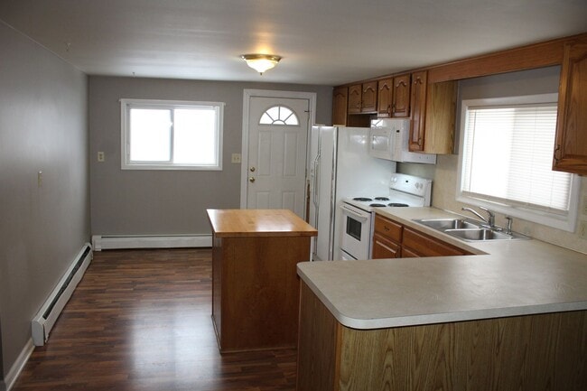 Building Photo - Available Now! 2 Bedroom 1 Bath home in Bu...