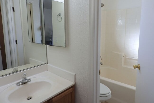 Building Photo - Inviting 3+2 split Floor plan!