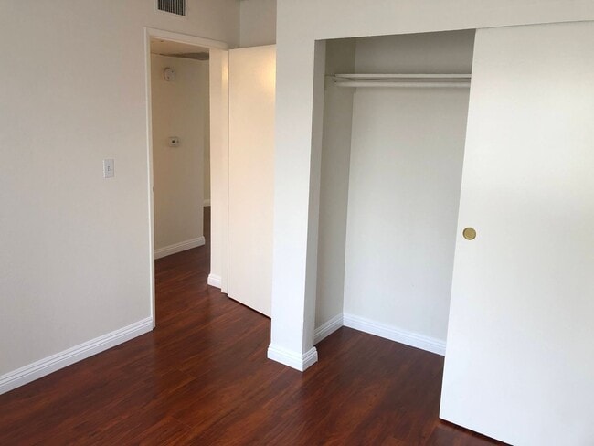 Building Photo - Spacious, bright and HUGE 2bd/1ba + 2 park...