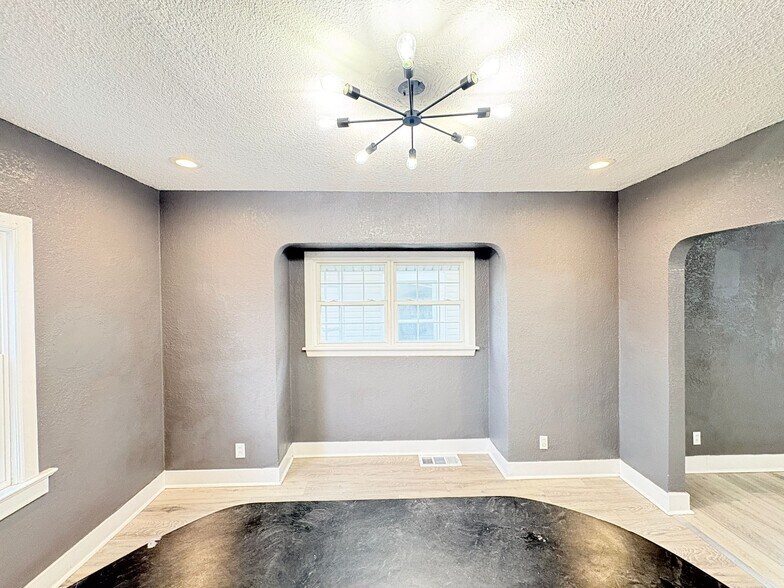 Building Photo - 932 Waverly Ave