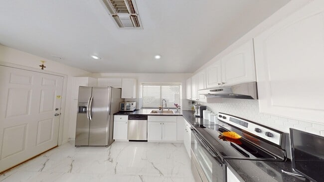 Building Photo - Spanish Trails Guard Gated Townhome!