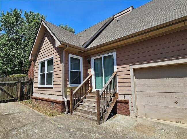 Building Photo - 957 Oak St SW