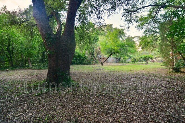 Building Photo - 2729 Kingswood Dr