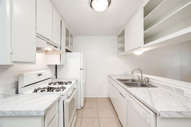 Building Photo - 3306 Dolphin Dr