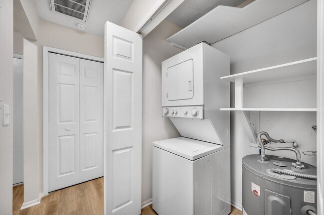 Building Photo - Renovated Apartment in the Heart of Carollwood