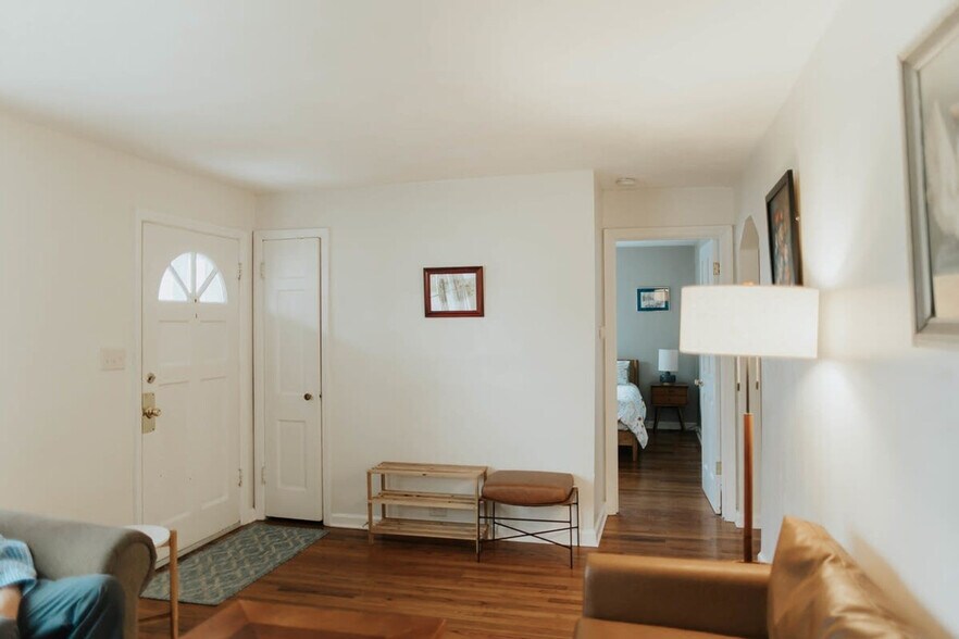 Building Photo - 909 S Mitchell St