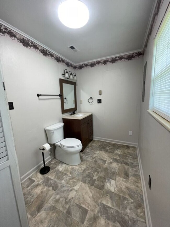 Building Photo - Maryville 37801 - 3 bedroom, 1.5 bath home - Contact Debra Johnson (865) 591-8281