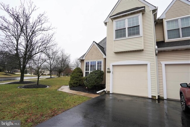Building Photo - 458 Country Club Dr