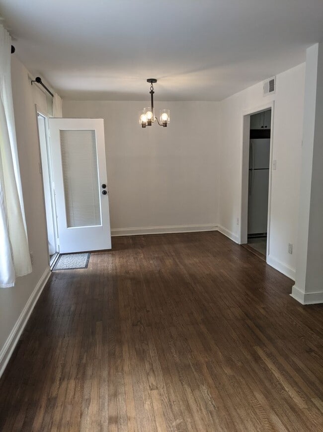 Building Photo - Renovated 3BR/1BA Townhouse in Edgemoor Gardens!