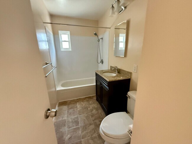 Building Photo - 4 Bed 2 Bath Home with Large Yard in Pacific Beach!