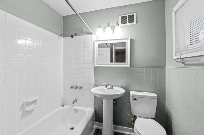 Building Photo - 2226 Raleigh Dr