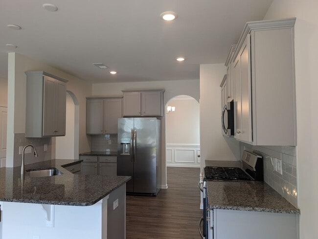 Building Photo - Move-in ready Ranch Style Home Located in ...
