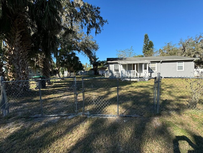 Building Photo - Apoka 3 Bedroon 1 Bath Home