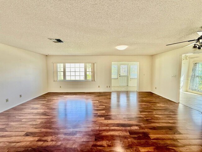 Building Photo - 940 Rosewood Ln