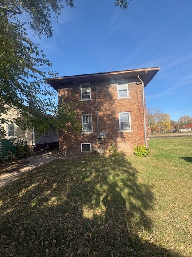 Building Photo - 1208 NE Jefferson Ave