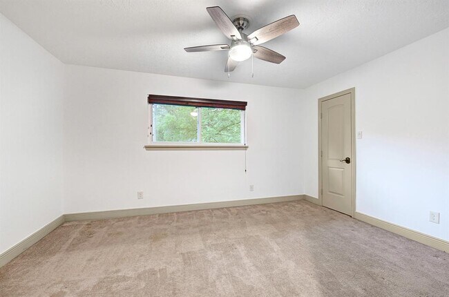 Building Photo - 725 Talmalge Hall Dr