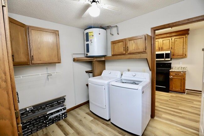 Building Photo - 806 Club Ln