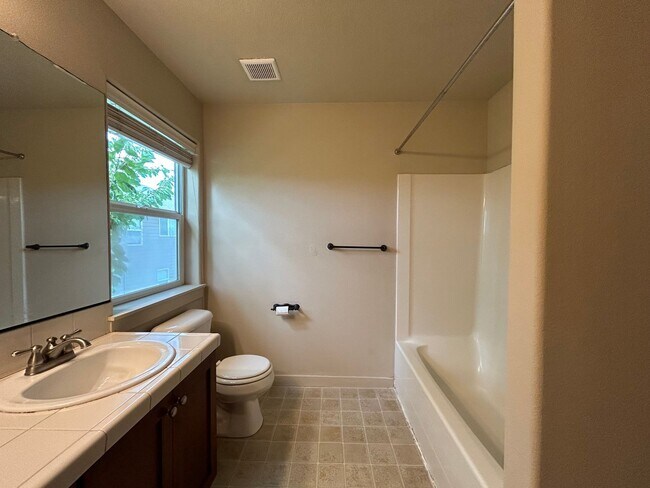 Building Photo - Spacious 4 Bed, 2.5 Bath Home!