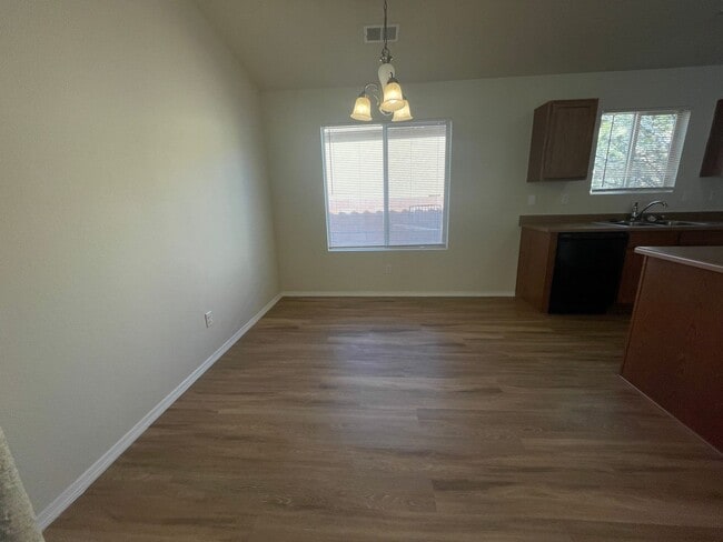 Building Photo - 4 bed 2 bath home in Huning Ranch.