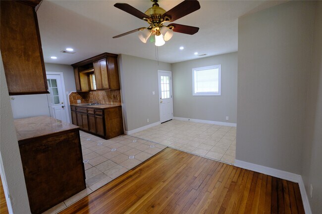 Building Photo - 6718 Midfield Dr