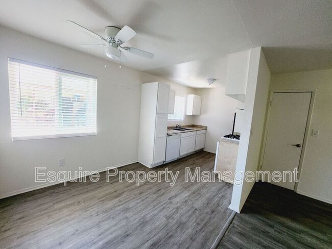 Building Photo - 2064 N Ventura Rd