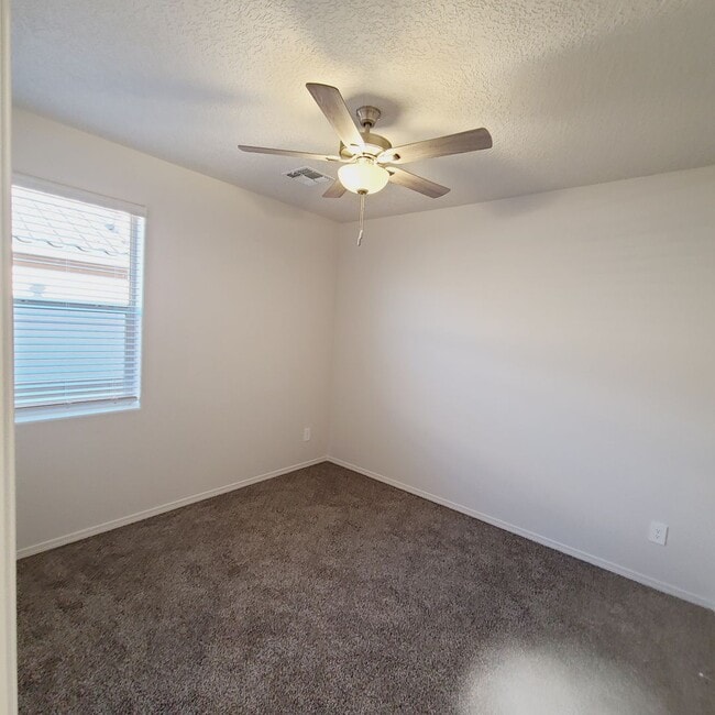 Building Photo - 3 bed 2 bath home in Huning Ranch Energy Efficient Home!