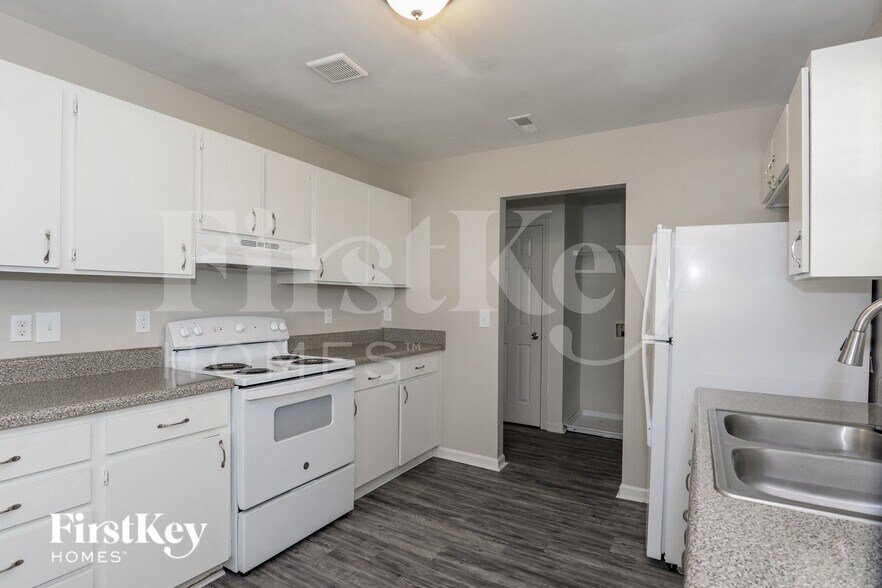 Building Photo - 3018 Amay James Ave