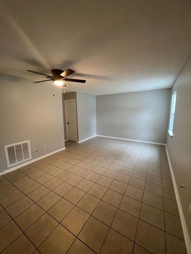 Building Photo - Just Plain Good Living!