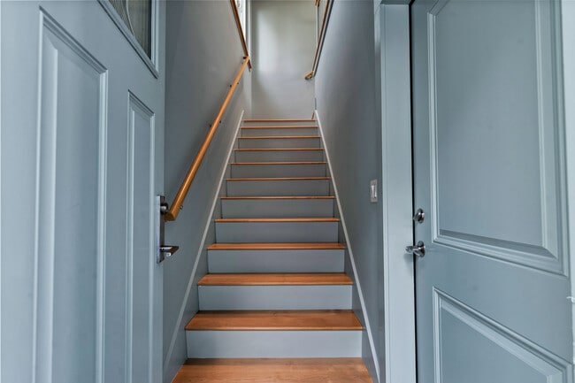 Building Photo - 1 Shoreline Dr