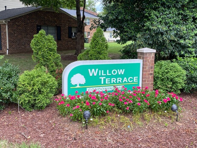 Building Photo - 1002 Willow Dr