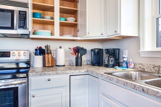 Building Photo - 12 Epping Ave