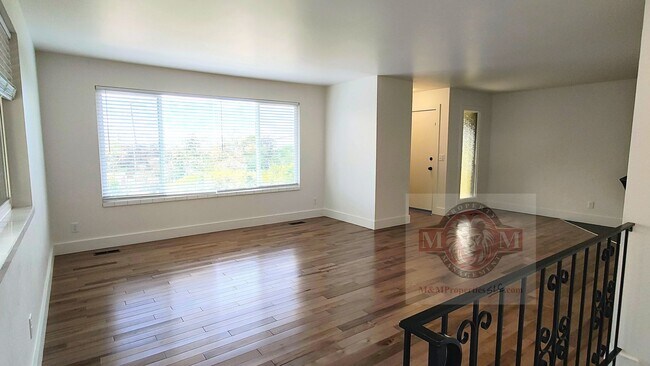 Building Photo - Remodeled 3 Bd 2 Ba Duplex Above Foothill