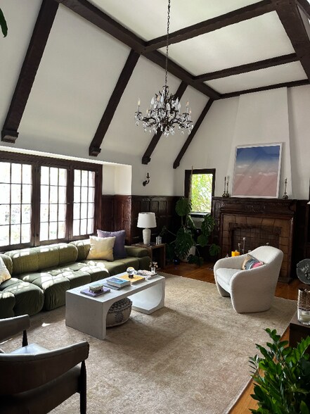 Building Photo - 425 N Sycamore Ave