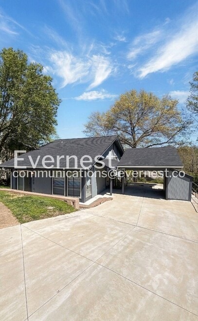 Building Photo - 422 Country Downs Dr