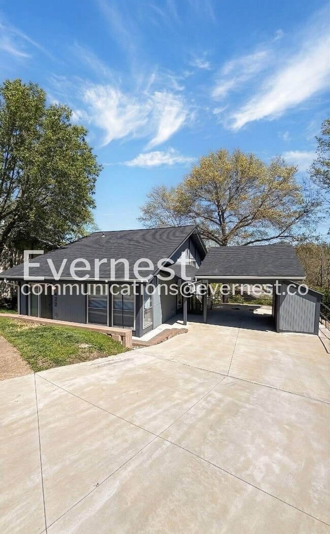 Building Photo - 422 Country Downs Dr