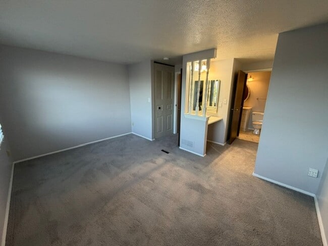 Building Photo - Beautiful Townhouse for Rent