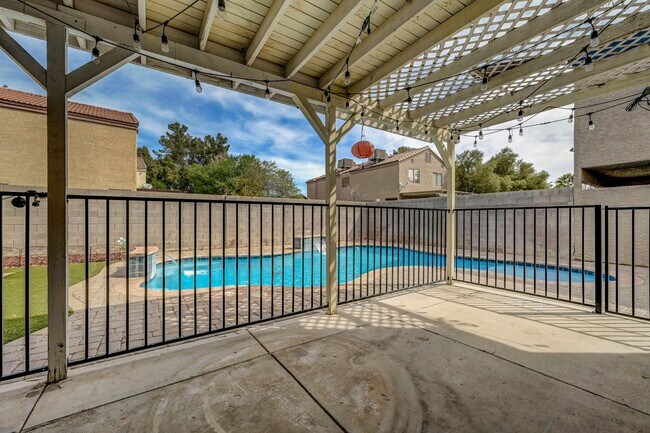 Building Photo - 3 bedroom home with pool!!