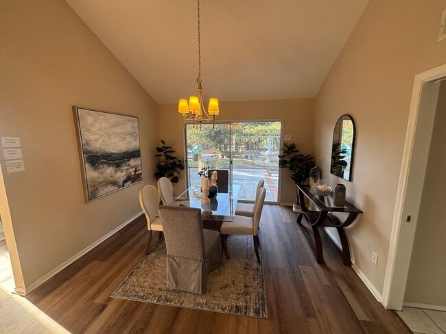 Building Photo - Spacious 4-Bedroom Home in Valencia's Nort...