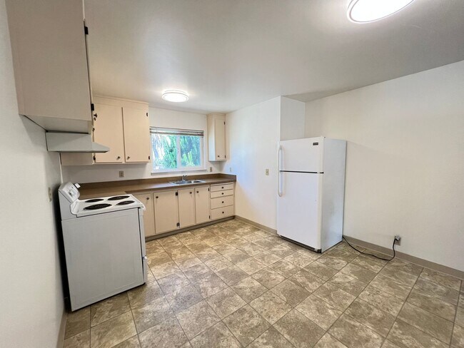Building Photo - EBS T 1172-1176