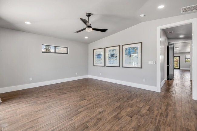 Building Photo - 1707 N Peninsula Ave