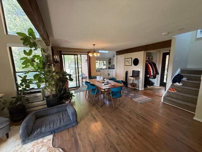Building Photo - Spacious End-Unit Townhome in Scenic Shana...