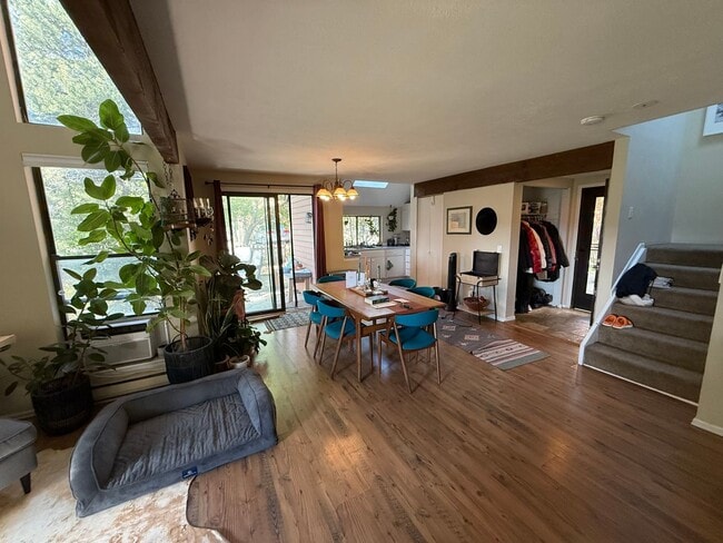 Building Photo - Spacious End-Unit Townhome in Scenic Shanahan Ridge
