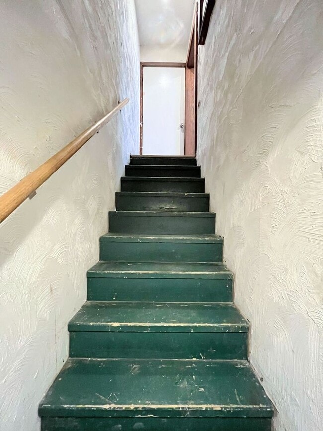 Building Photo - Bungalow Style 3 bed 2 bath home