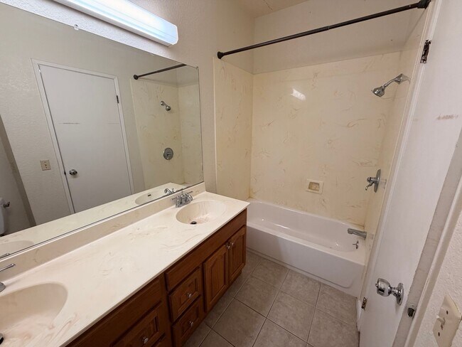 Building Photo - LARGE SECOND FLOOR CONDO UNIT IN FREMONT!