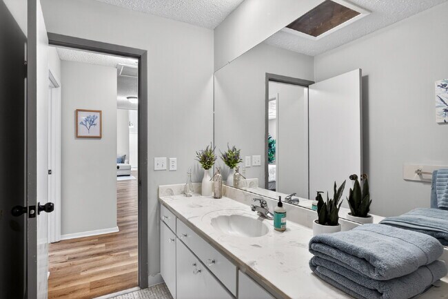 Building Photo - 5 Dorchester Ct